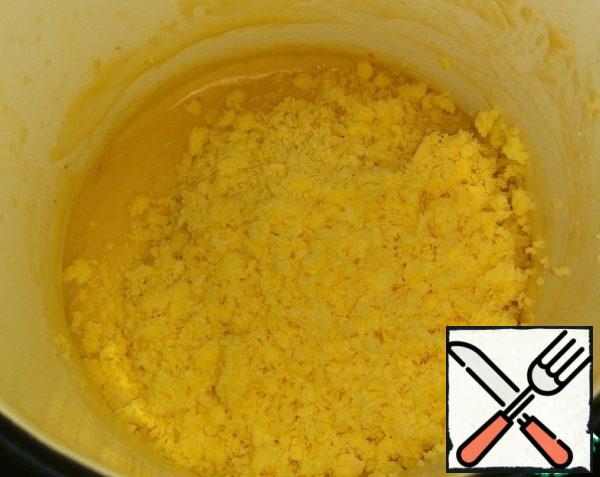 Add grated cheese and crushed garlic. I pre-warmed garlic in a small amount of oil. Stir.
Return to the heat, stir until the sauce is smooth and the cheese is completely melted. Remove from heat. Sauce is ready.