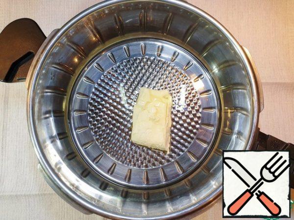 The first thing to cook is chicken broth. I missed this stage because I didn't have any broth. You can cook it in the usual way for yourself.
In a saucepan with a thick bottom, melt the butter with the addition of olive oil.
