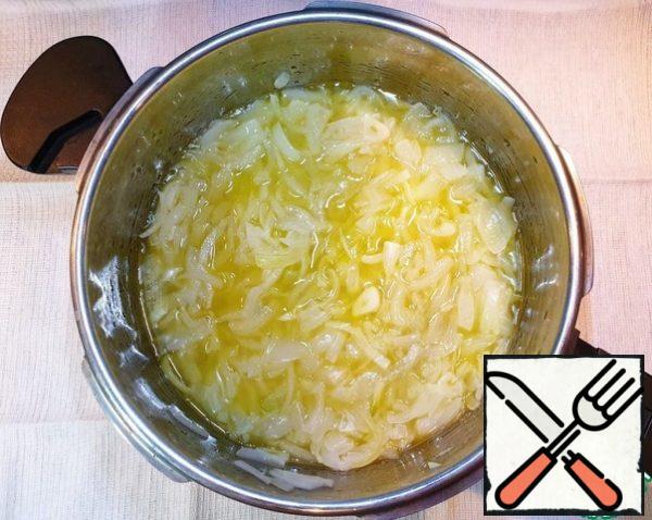 Add dry white wine to the onion and simmer for another 15-20 minutes. During this time, the smell of alcohol will evaporate, and the onion will thicken slightly.