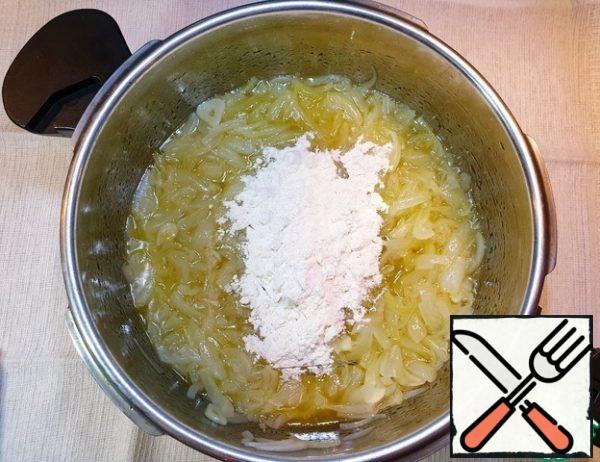 Add 2 tablespoons of flour to the saucepan, mix and simmer the onion for 2 minutes.
