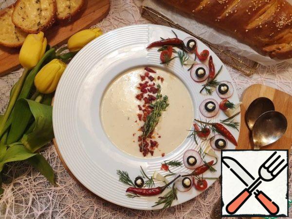 Pour the onion cream soup in warmed plates and served to the table. Separately, you can submit olives, herbs, chili peppers.
The loaf can be served separately or directly in a bowl of soup.Serve the onion cream soup with a freshly baked homemade loaf.