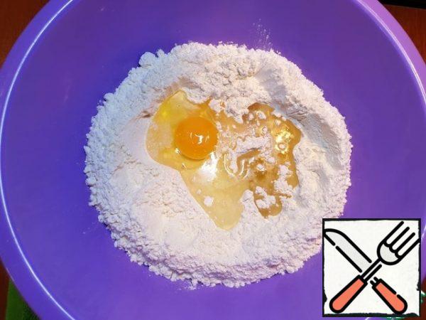 Mix flour with salt, sift. Break the egg, add olive oil. Beat a little with a fork.
