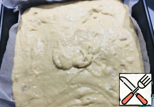 The dough turns thick sour cream.
Form 23-23 height 5 cm. lay baking paper, pour the dough, put in a preheated oven for 25 minutes, 160-170*C