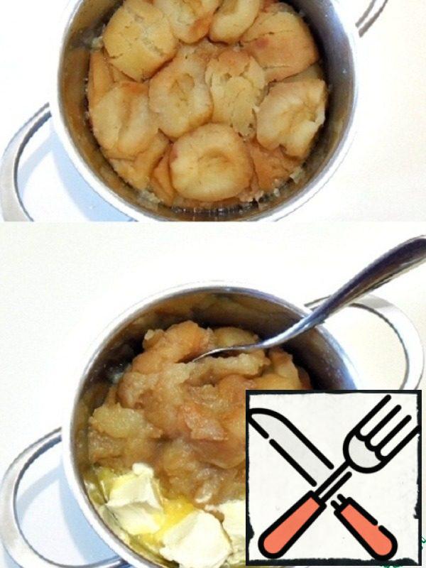 Wash the apples, peel them, and cut them into 4 pieces.
Boil until soft.
Drain the resulting juice, cool slightly, add sugar and butter.
