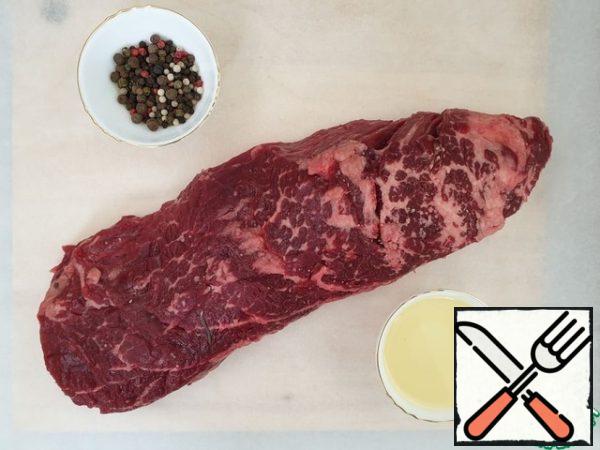 Immediately put the oven to warm up to the maximum, because the preparatory work will take no more than 10 minutes. My oven heats up to 275 °C.
Dry the tenderloin with paper towels. Prepare a mixture of olive oil, pepper and salt.
