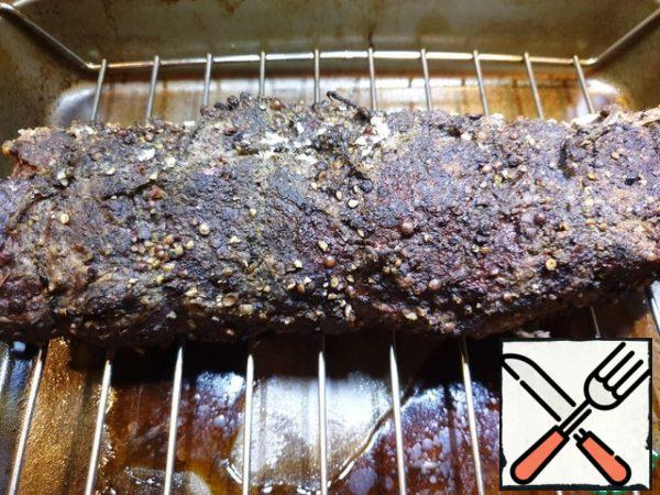 To prepare medium rare roast beef, leave the meat for 13 minutes in a preheated oven. The time is indicated at the rate of 10 minutes per 1 kg of meat.
Then turn off the oven and do not open for 2.5 hours. The oven will slowly cool down and the meat will reach.