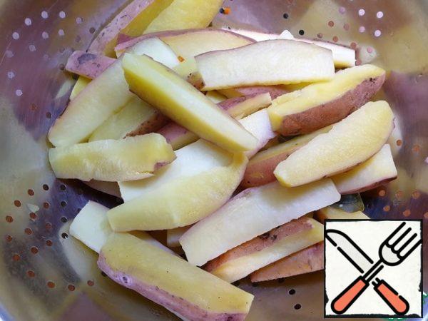 Potatoes cut into large cubes, drop into boiling salted water for 10 minutes. Then salt the water and dry the potatoes.
