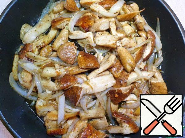 Thaw the mushrooms, coarsely chop and fry with onions in butter for 10 minutes. Overcook is not necessary, we need to reveal the flavor of onions and mushrooms. At the end of frying, salt and pepper to taste.