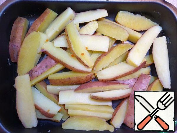 Spread the potatoes on a baking sheet greased with butter.
