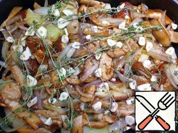 Spread the mushrooms with onion, garlic and thyme sprigs on the potatoes.
Sprinkle everything with vegetable or olive oil.
