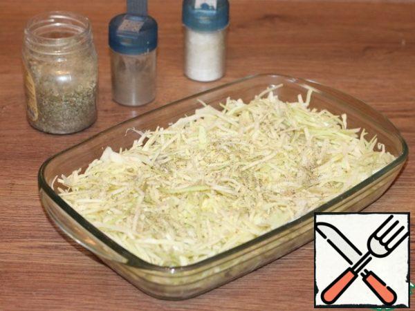 Grease the mold with vegetable oil (1 tbsp.) and spread the cabbage with grated Apple. Add dry seasoning (1 tsp.) and stir.