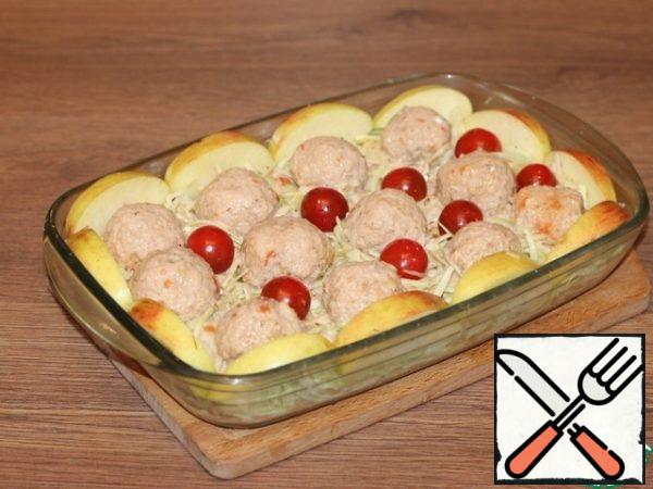 Spread the sauce evenly over the surface and lay out the apple slices and cherry tomatoes. Cover the dish with foil (not tightly).
