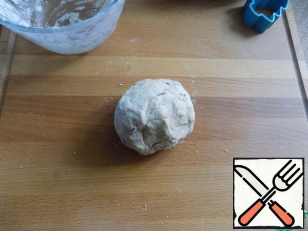 Knead the dough and spread it on the work surface.