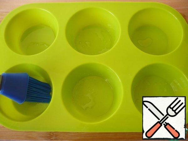 For preparation of this snacks eggs will bake in the oven, but do not boil.
Prepare a form for muffins: well promazhte cells forms vegetable oil.