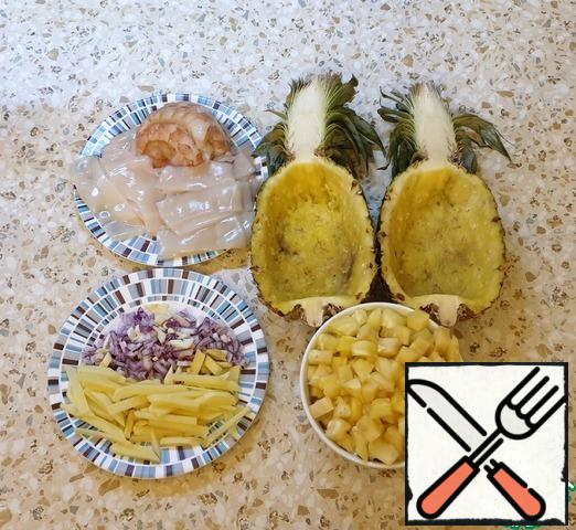 Boil the rice.
Chop the onion, garlic, ginger. Pineapple cut in half. Remove and slice the pineapple pulp.