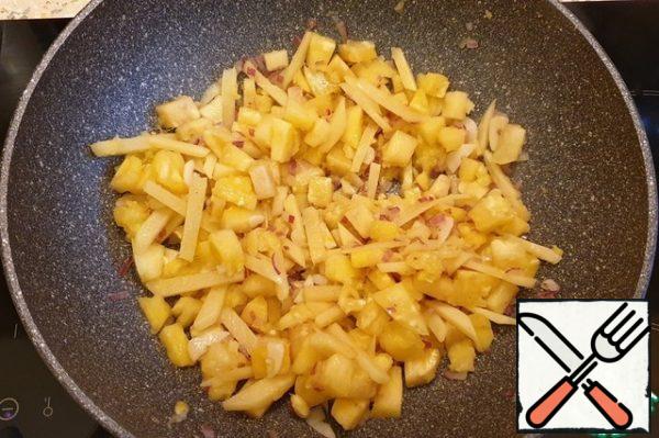 Add pineapple pulp, fry for 3 minutes.