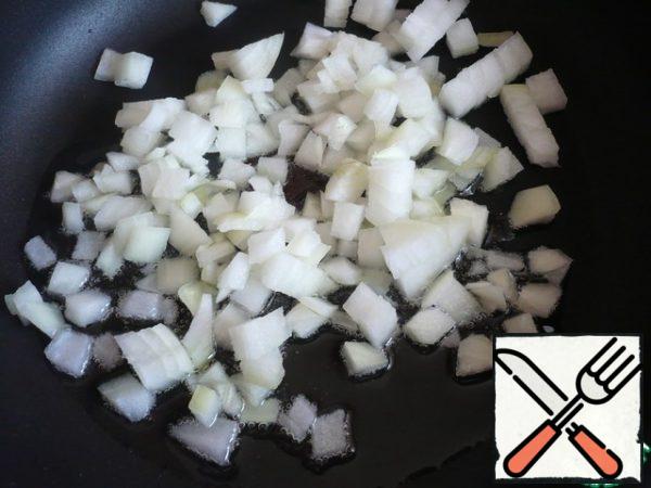 While the eggs are baked fry the onions and mushrooms. In a frying pan pour a little vegetable oil and heat it. Onions cut into small cubes and spread in the pan.