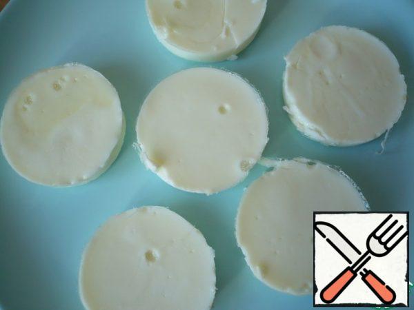 Now carefully remove the proteins from the mold.
