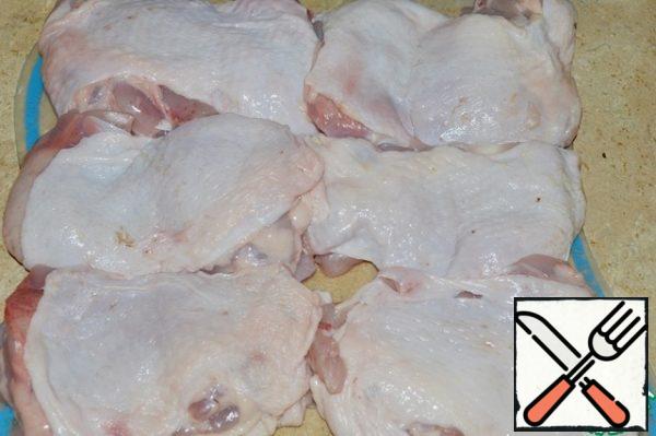 Wash the chicken thighs, cut off all the excess and remove the bones. The process of removing bones is not mandatory, we just like it that way. Use a paper towel to remove excess liquid from them.

