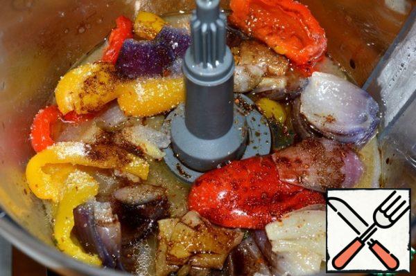 The remaining vegetables and juice formed during cooking are sent to the bowl of a food processor, still using a meat grinder. Add to them 1 tablespoon of sugar, 3 tablespoons of balsamic and hot red pepper to taste.
