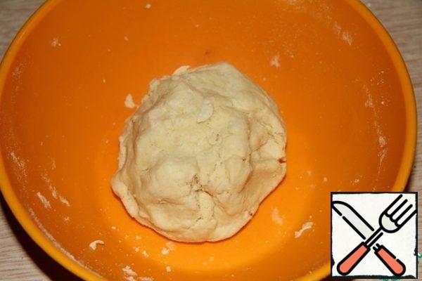 Add cold water and knead the dough. Collect in a ball, wrap in foil and send in the refrigerator for at least an hour.