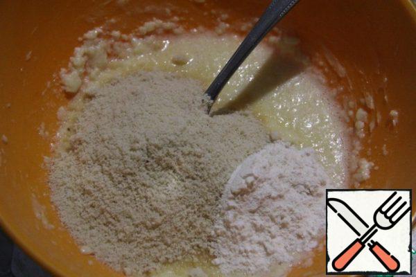 Add egg, vanilla extract, almonds and plain flour. Mix well. The cream is ready!
