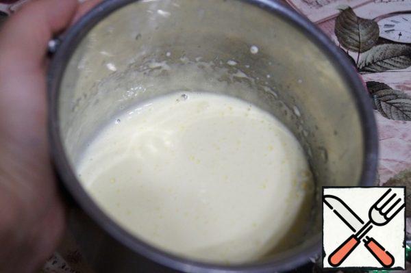 For sponge cakes, it is necessary to separate the yolks from the proteins. Add water and 65 g of powdered sugar to the yolks, beat into a foam. Whisk the whites separately with the remaining powdered sugar. Gently combine the two egg masses.
