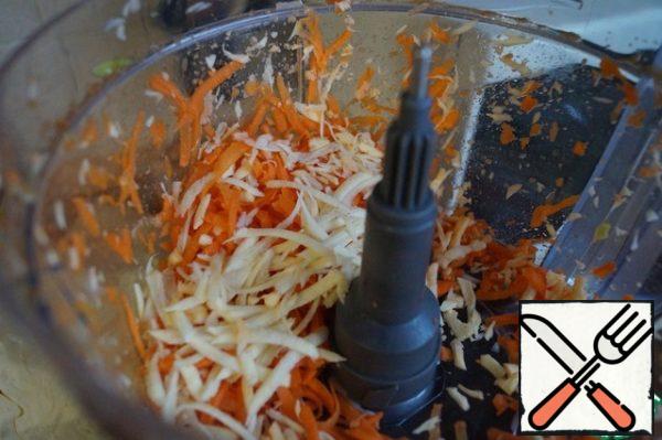 Peel the carrots and parsnips and chop them in a food processor using the "grater"attachment.