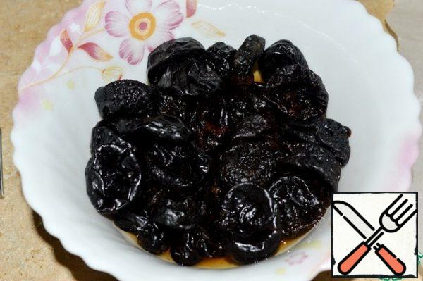 First of all, well wash prunes, put in a bowl, sprinkle with sugar and pour brandy. Allow to infuse without forgetting to stir, about 20-30 minutes.