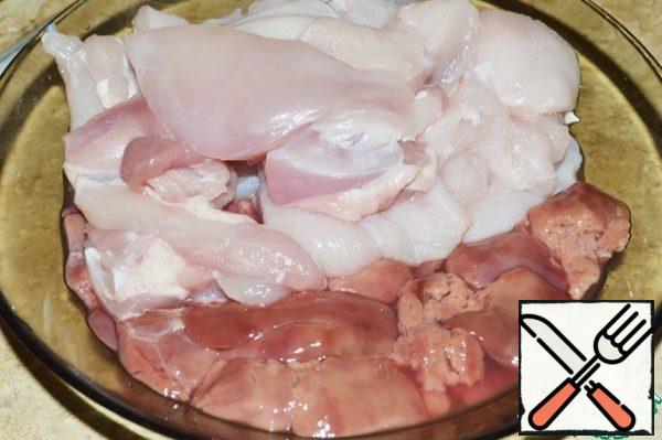 From chicken thighs and liver, cut off all unnecessary and inappropriate, such as skin and fat.
