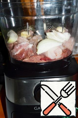 The onion and peel the garlic, along with chicken thighs and liver, put in the bowl of a food processor. Add salt and spices to taste.