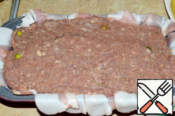 The final stage is spread the remaining minced meat and properly level it.