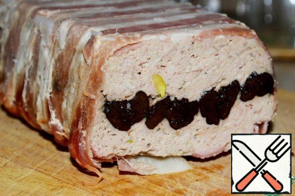 To get the terrine out of the oven. Drain the liquid formed during cooking. Allow to cool completely. Turn on a platter and cut into slices.