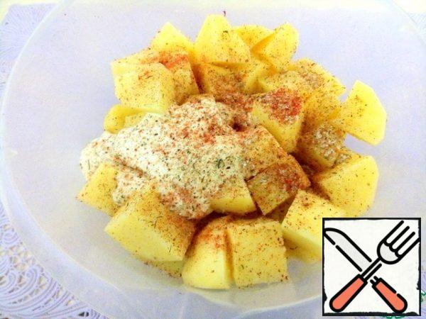 Cut the potato with a side of 3cm, add the mayonnaise and all the spices in the recipe, mix well.