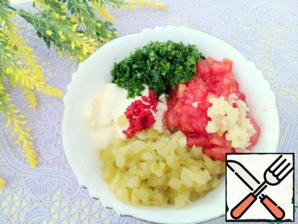For vegetable sauce: in a bowl add mayonnaise. Scald the tomatoes, remove the skins and finely chop with a knife, squeeze out the liquid, add to the mayonnaise. There also add finely chopped pickled cucumber, squeezed from the juice, crushed garlic, finely chopped parsley, hot pepper, mix