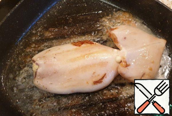 Fry the squid in a frying pan on both sides for two to three minutes.
