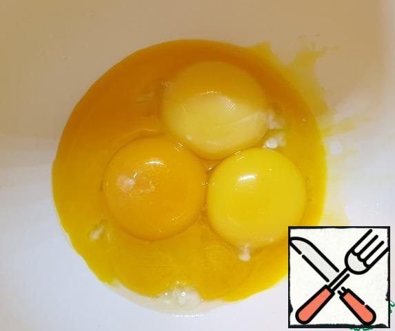 Separate the yolks from the whites.
Salt the yolks, beat with a fork until smooth.