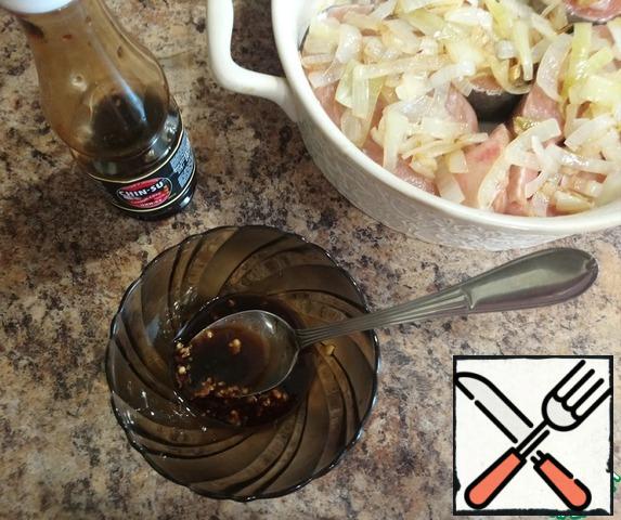 In a bowl, squeeze out the garlic cloves (if you do not like spicy, you can reduce to one clove).
Add soy sauce.