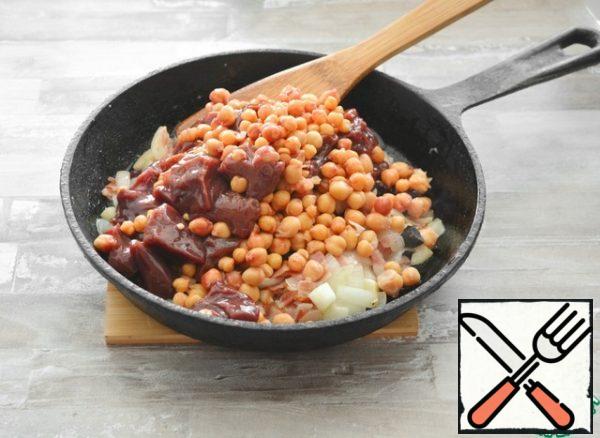 Add the liver and chickpeas, fry together for about 10 minutes. Do not overcook the liver, it should remain soft and juicy
