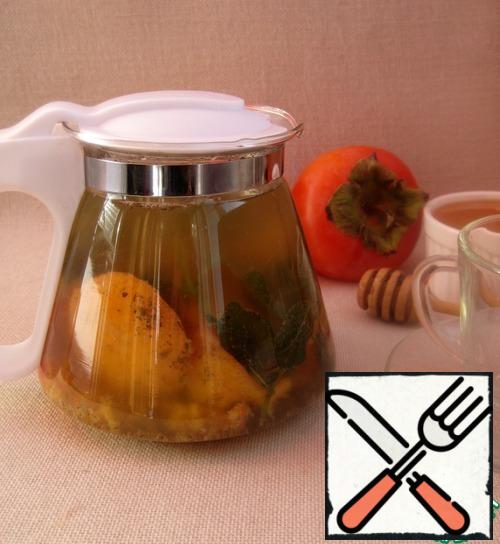 We pour tea and call everyone to tea! Who love more sweet - add the honey, and we the sweetness of the persimmons was enough)
