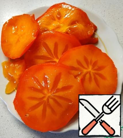 Cut persimmons into slices.