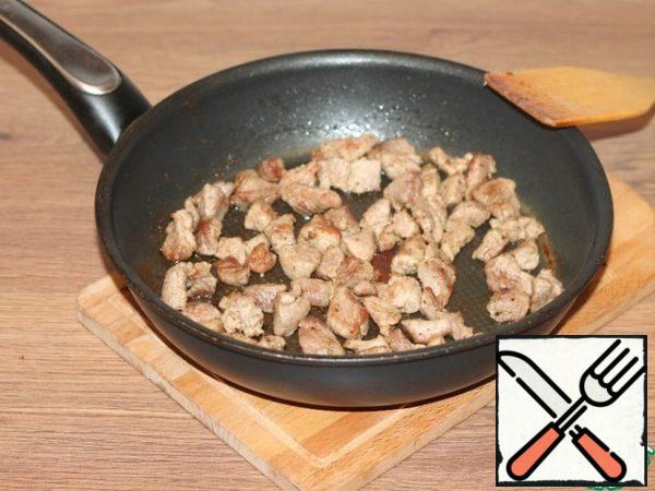 On the heated vegetable oil (2 tbsp.) fry the pieces of meat until Golden brown.