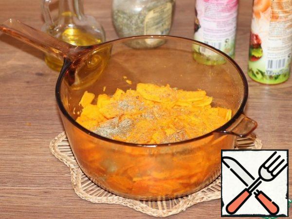 Transfer the chopped pumpkin to a large baking bowl and mix with vegetable oil (1-2 tbsp) and seasoning, salt and pepper. Leave 2/3 of the pumpkin in the bowl, the rest is postponed.