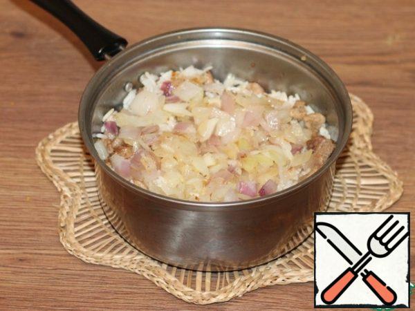 Fry the onion until soft in preheated vegetable oil and add to the rice and meat, mix. We try for salt and pepper.
