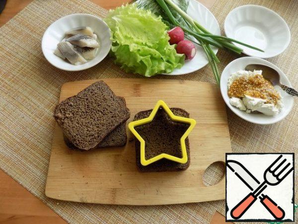 We prepare products for toast. Eggs, to decorate a dish in the form of a mouse, need to be hard-boiled. I'm going to cut bread with a cookie cutter-a figure in the form of a star, because this is a serving for the New Year's holiday. On weekdays, it does not need to be cut like that, just dry it in a toaster or in a dry frying pan, in the oven or do not dry it at all.
