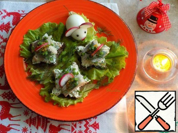 Spread the bread generously with cheese sauce. We put pieces of herring fillet on top, and add grainy mustard (this is for those who like it sharper!) optionally, and a thin slice of radish. I serve it festively, so I will line the dish with lettuce leaves, put each leaf on toast and sprinkle with a little green onion and small sprigs of dill. Since we have the year of the white mouse, we put a mouse from an egg with ears and a nose made of radish, a little pepper, peas and a tail - stalk from dill on a plate. The food is ready! Festive, beautiful.