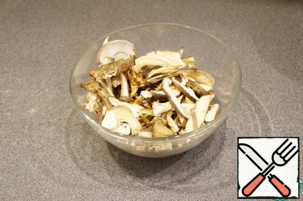 If you pick and dry mushrooms yourself, I envy you)
I love mushrooms and sometimes buy dried ones in the store. So today I made a delicious soup out of them.
To prepare the soup, take any fragrant dried mushrooms.
I have 50 grams of a mixture of Black Forest mushrooms (podberezoviki, podosinoviki, podberezovichnitsa, xerocomus), porcini mushrooms, chanterelles, oyster mushrooms.
You can take smaller mushrooms, 15-20 grams, they will still give the soup the desired flavor.
