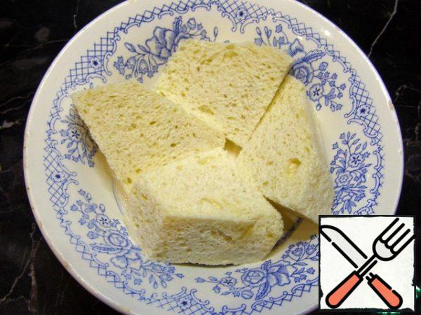 Cut the cake from the buns, cut into large pieces and soak in milk.
