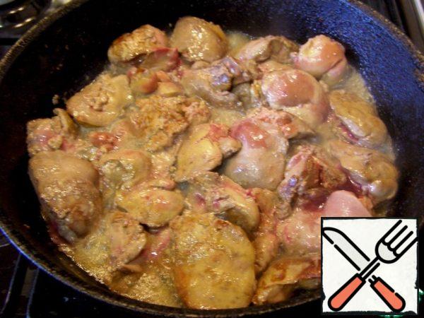 Fry the prepared liver in vegetable oil for 2 minutes on each side, then transfer it from the pan to a separate bowl.
This pate can also be made from pork or beef liver, but in this case you will need a longer heat treatment (fry longer and simmer over low heat).
