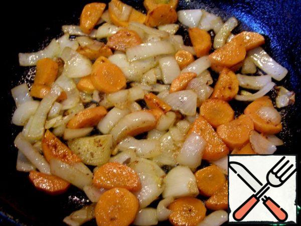 In the same pan fry coarsely chopped onions and carrots. Stir-fry over medium heat until Golden brown, about 4-5 minutes. In a frying pan add boiling water (level with vegetables), add Bay leaf and allspice. Cover and simmer for 10 minutes.